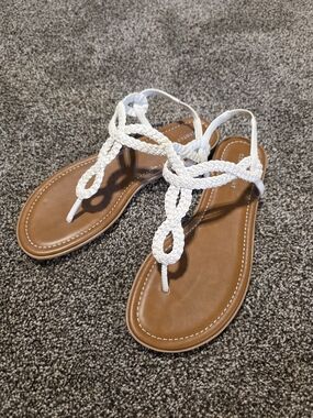Bride Centro Point White Braided T-Strap Flat Sandals in a Women's Size 10 Thong